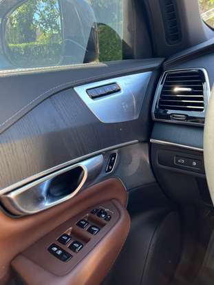 VOLVO-XC90-2023