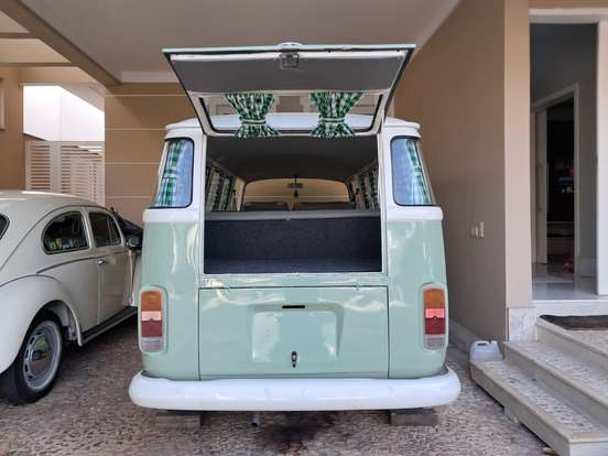 VOLKSWAGEN-KOMBI-1983
