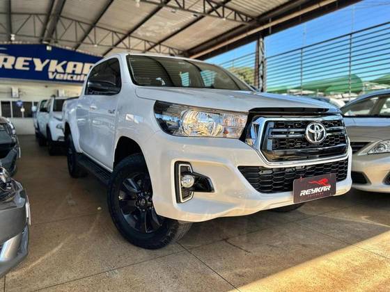 TOYOTA HILUX 2.8 SR 4X4 CD 16V DIESEL 4P AUTOMÁTICO