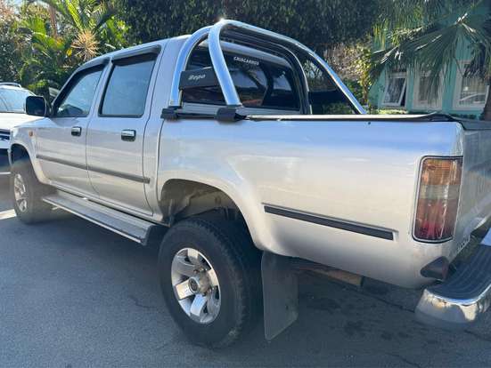 TOYOTA-HILUX-2003