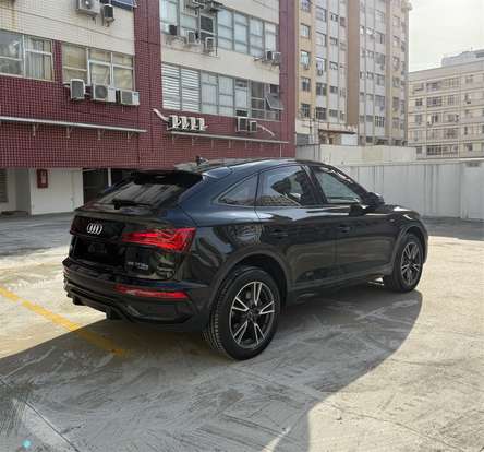 AUDI-Q5-2022