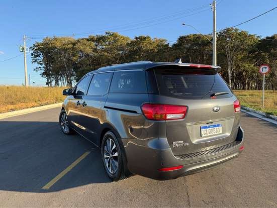 KIA-CARNIVAL-2017