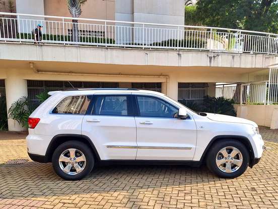 JEEP-GRAND CHEROKEE-3.6 LAREDO 4X4 V6 24V GASOLINA 4P AUTOMÁTICO JEEP-GRAND CHEROKEE-2011