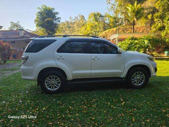 TOYOTA-HILUX SW4-3.0 SRV 4X4 7 LUGARES 16V TURBO INTERCOOLER DIESEL 4P AUTOMÁTICO TOYOTA-HILUX SW4-2013