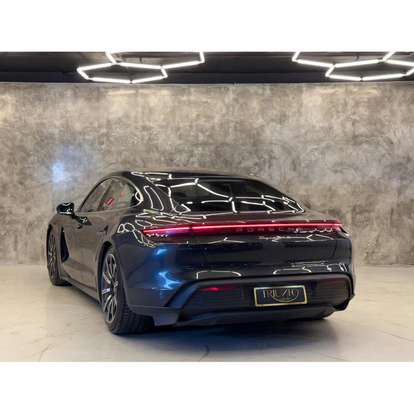 PORSCHE-TAYCAN-2020