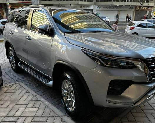 TOYOTA HILUX SW4 2.8 D-4D TURBO DIESEL SRX 7L 4X4 AUTOMÁTICO