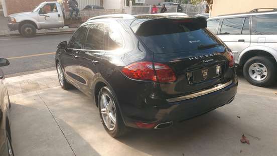 PORSCHE-CAYENNE-2011