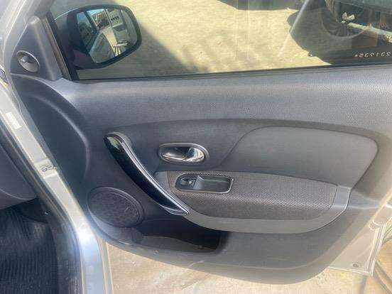 RENAULT-SANDERO-2019