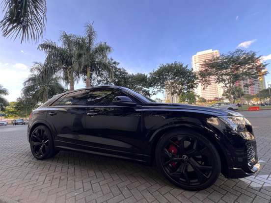 AUDI-RS Q8-2023