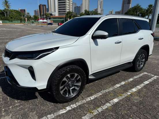 TOYOTA-HILUX SW4-2024