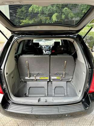 KIA-CARNIVAL-2011