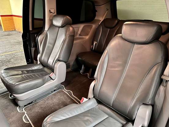 KIA-CARNIVAL-2011