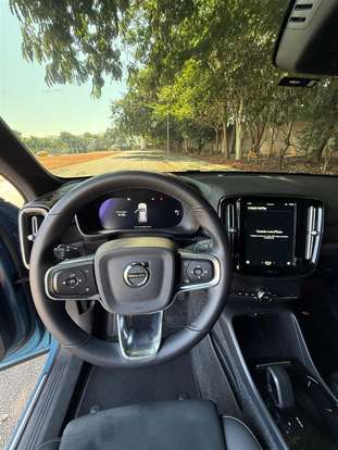 VOLVO-XC40-2022