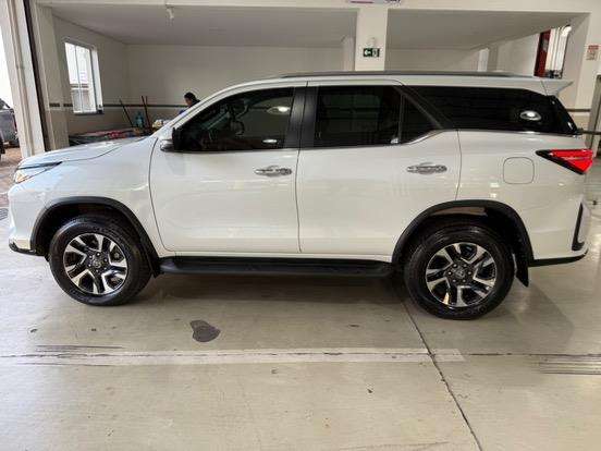 TOYOTA-HILUX SW4-2024