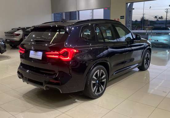 BMW-iX3-2023