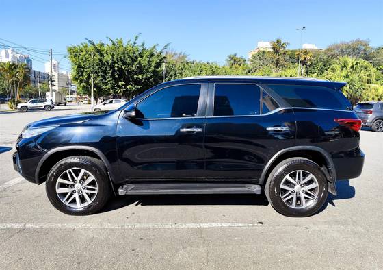 TOYOTA HILUX SW4 2.8 SRX 4X4 7 LUGARES 16V TURBO INTERCOOLER DIESEL 4P AUTOMÁTICO
