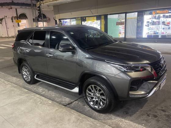 TOYOTA HILUX SW4 2.8 D-4D TURBO DIESEL SRX 7L 4X4 AUTOMÁTICO