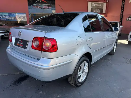 VOLKSWAGEN-POLO SEDAN-2010