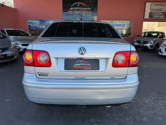 VOLKSWAGEN-POLO SEDAN-2010