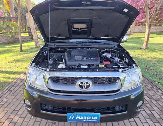 TOYOTA-HILUX-2011