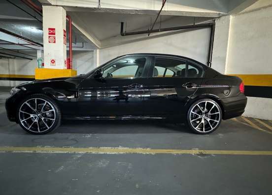 BMW-320i-2011