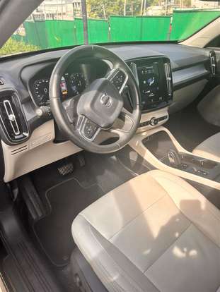 VOLVO-XC40-2019
