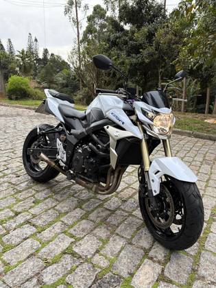 SUZUKI GSR 750 