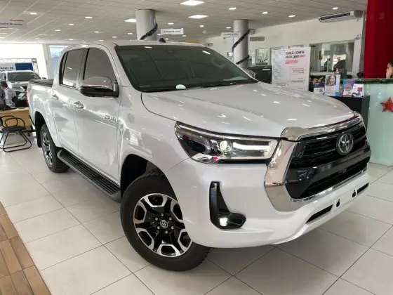 TOYOTA HILUX 2.8 D-4D TURBO DIESEL CD SRX 4X4 AUTOMÁTICO