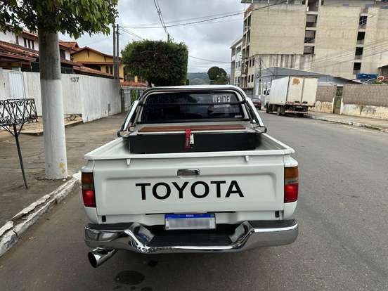 TOYOTA-HILUX-1997