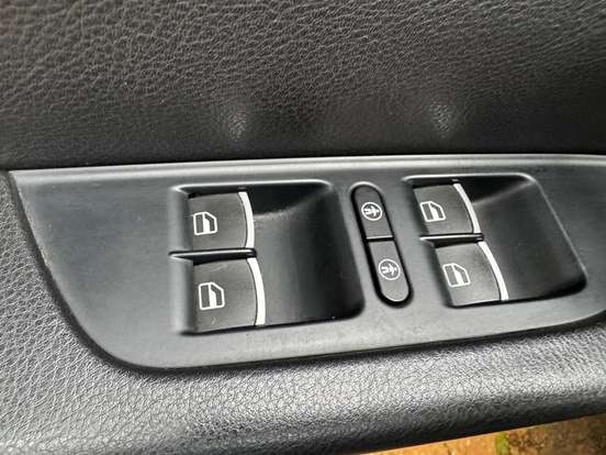 VOLKSWAGEN-TOUAREG-2012