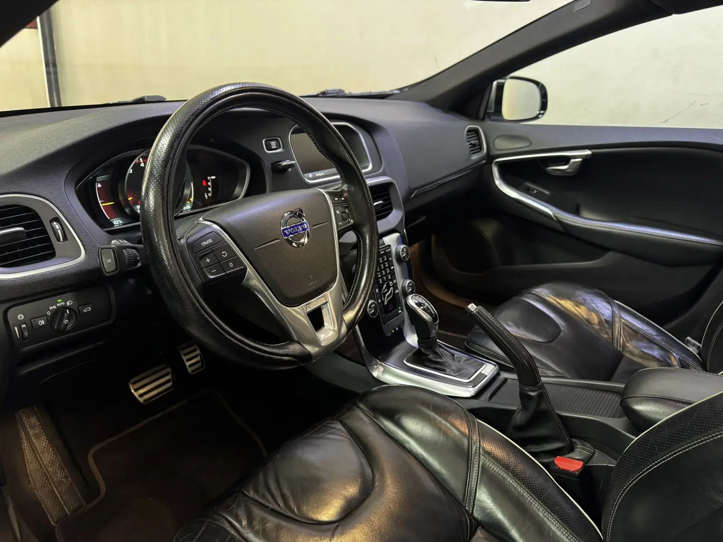 [Image: volvo-v40-2-0-t5-r-design-turbo-gasolina...=1440&q=75]