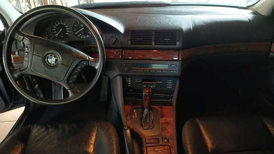 BMW-528i-2000