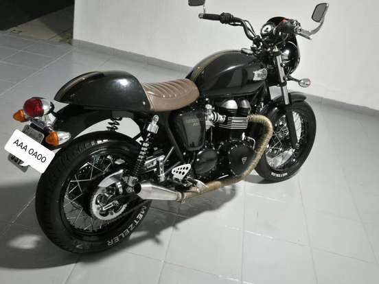 TRIUMPH-THRUXTON-2015