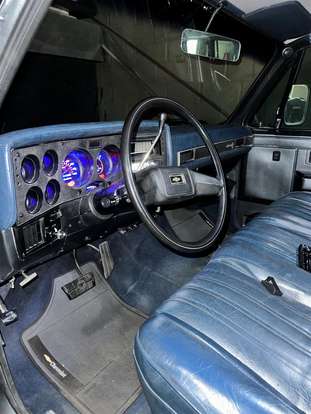 CHEVROLET-SUBURBAN-1988