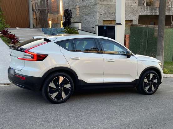 VOLVO-C40-2023