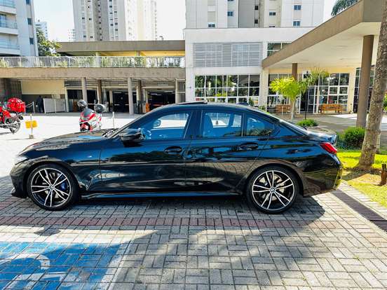 BMW-320i-2023