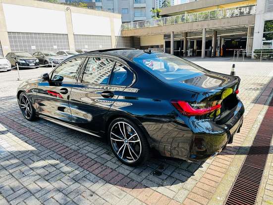 BMW-320i-2023