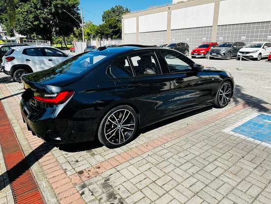 BMW-320i-2023