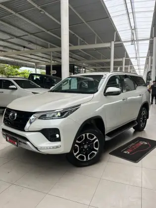 TOYOTA HILUX SW4 2.8 D-4D TURBO DIESEL SRX 4X4 AUTOMÁTICO