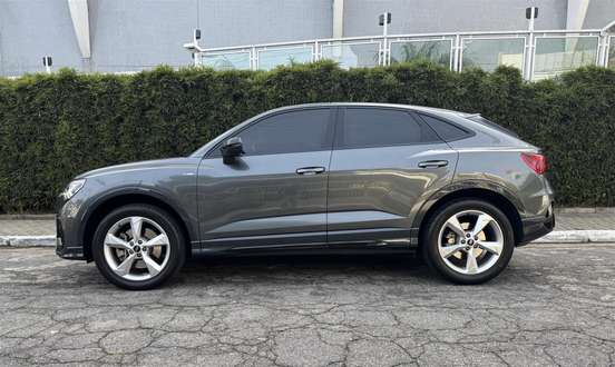 AUDI-Q3-2022