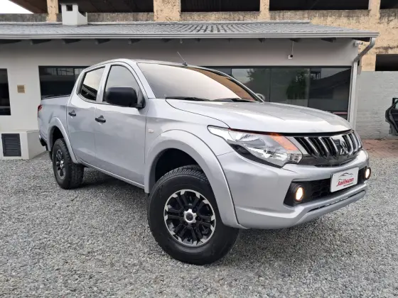 MITSUBISHI L200 TRITON 2.4 16V TURBO DIESEL SPORT GLS CD 4P 4X4 AUTOMÁTICO MITSUBISHI L200 TRITON 2.4 16V TURBO DIESEL SPORT GLS CD 4P 4X4 AUTOMÁTICO