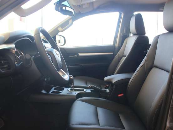 TOYOTA-HILUX-2.8 D-4D TURBO DIESEL CD SRV 4X4 AUTOMÁTICO TOYOTA-HILUX-2025