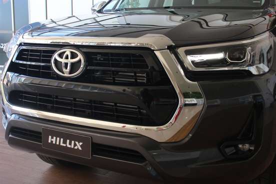 TOYOTA-HILUX-2.8 D-4D TURBO DIESEL CD SRV 4X4 AUTOMÁTICO TOYOTA-HILUX-2025