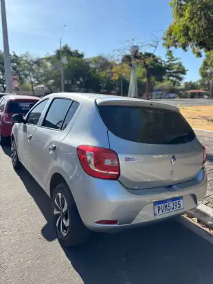 RENAULT-SANDERO-2015