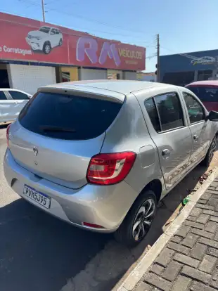 RENAULT-SANDERO-2015