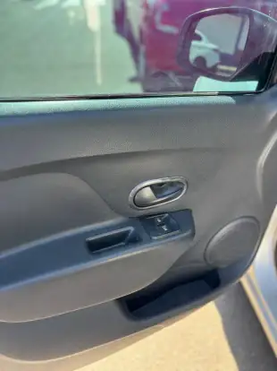 RENAULT-SANDERO-2015
