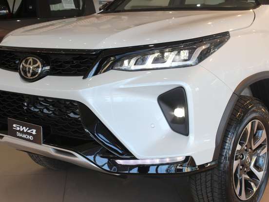 TOYOTA-HILUX SW4-2.8 D-4D TURBO DIESEL DIAMOND 7L 4X4 AUTOMÁTICO TOYOTA-HILUX SW4-2025