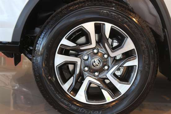 TOYOTA-HILUX SW4-2025