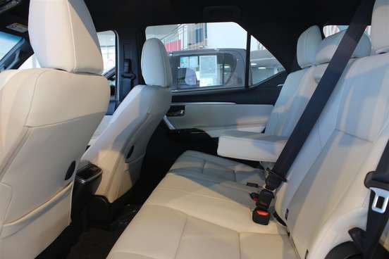 TOYOTA-HILUX SW4-2025