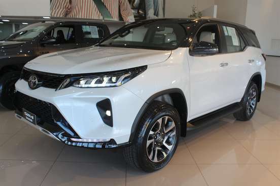 TOYOTA-HILUX SW4-2024